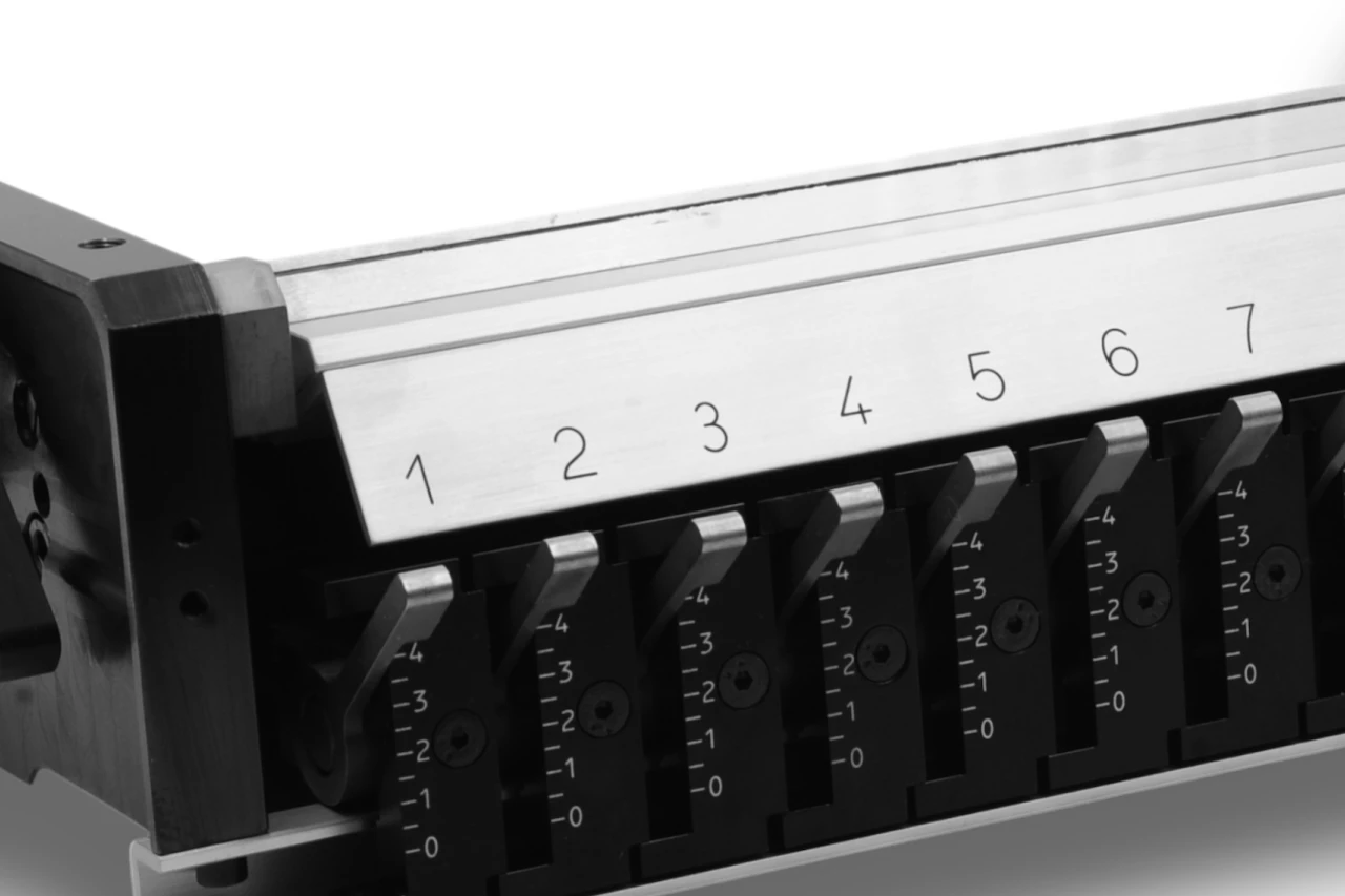 AP Systems Farbkasten, präzise gefertigt von hepro production ag, mit nummerierten Schiebern, mechanischen Bauteilen und robustem Metallgehäuse.