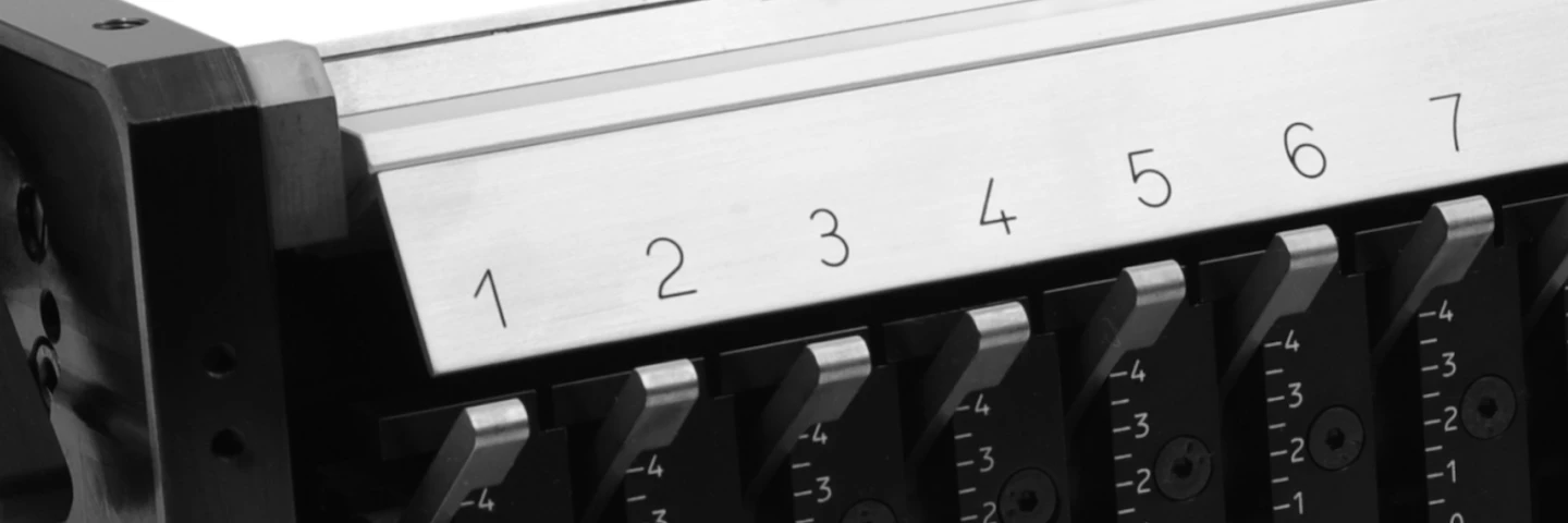 AP Systems Farbkasten, präzise gefertigt von hepro production ag, mit nummerierten Schiebern, mechanischen Bauteilen und robustem Metallgehäuse.