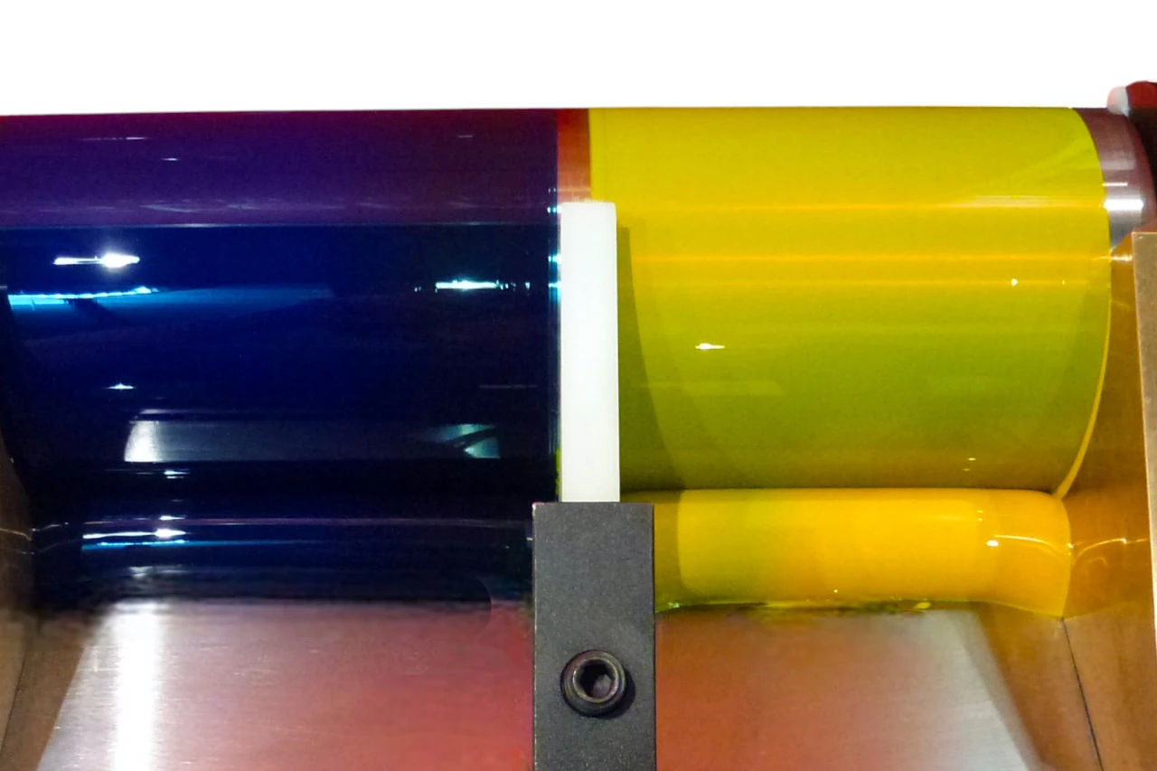 AP Systems Frabtrennsystem sorgt im Offset-Sicherheitsdruck für die präzise Farbtrennung der einzelnen Farben, die auf die Farbwalze und so auf die Banknote oder Kreditkarte gelangen.