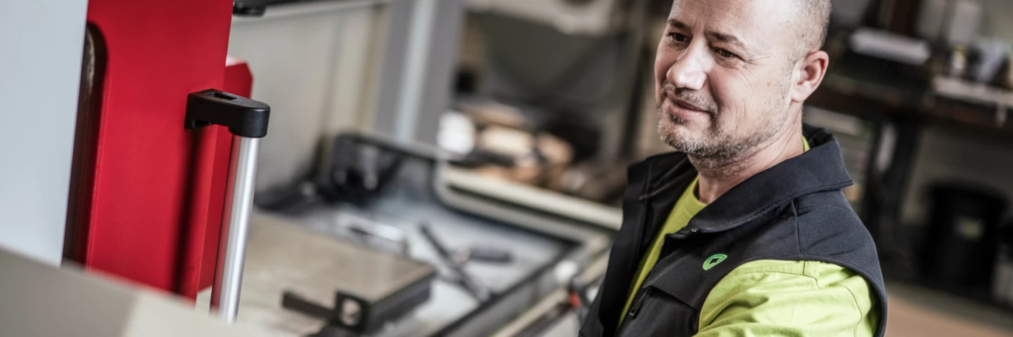 Mitarbeiter bedient eine CNC-Maschine über das Bedienpanel in der Produktion von hepro production ag.