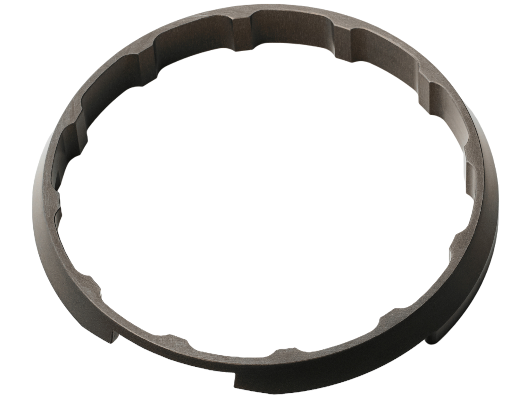 Freigestelltes, CNC-gefertigtes Präzisionsbauteil aus Metall von hepro production ag in Form eines Zahnrades mit fein bearbeiteten Rillen und Kanten für industrielle Anwendungen.