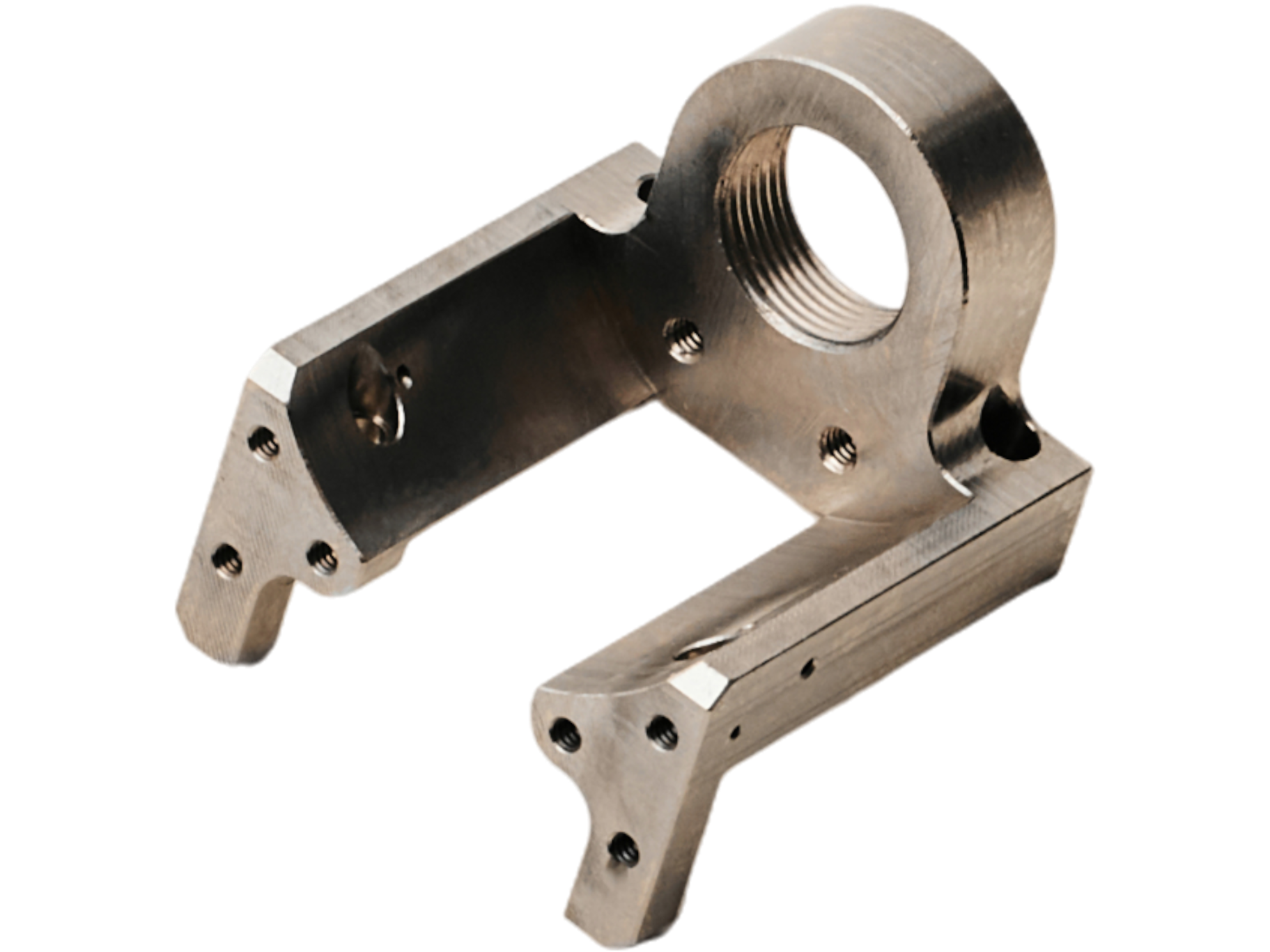 Freigestelltes, CNC-gefrästes Präzisionsbauteil aus Metall von hepro production ag mit integrierter Gewindeaufnahme, winkliger Geometrie und mehreren Befestigungsbohrungen.