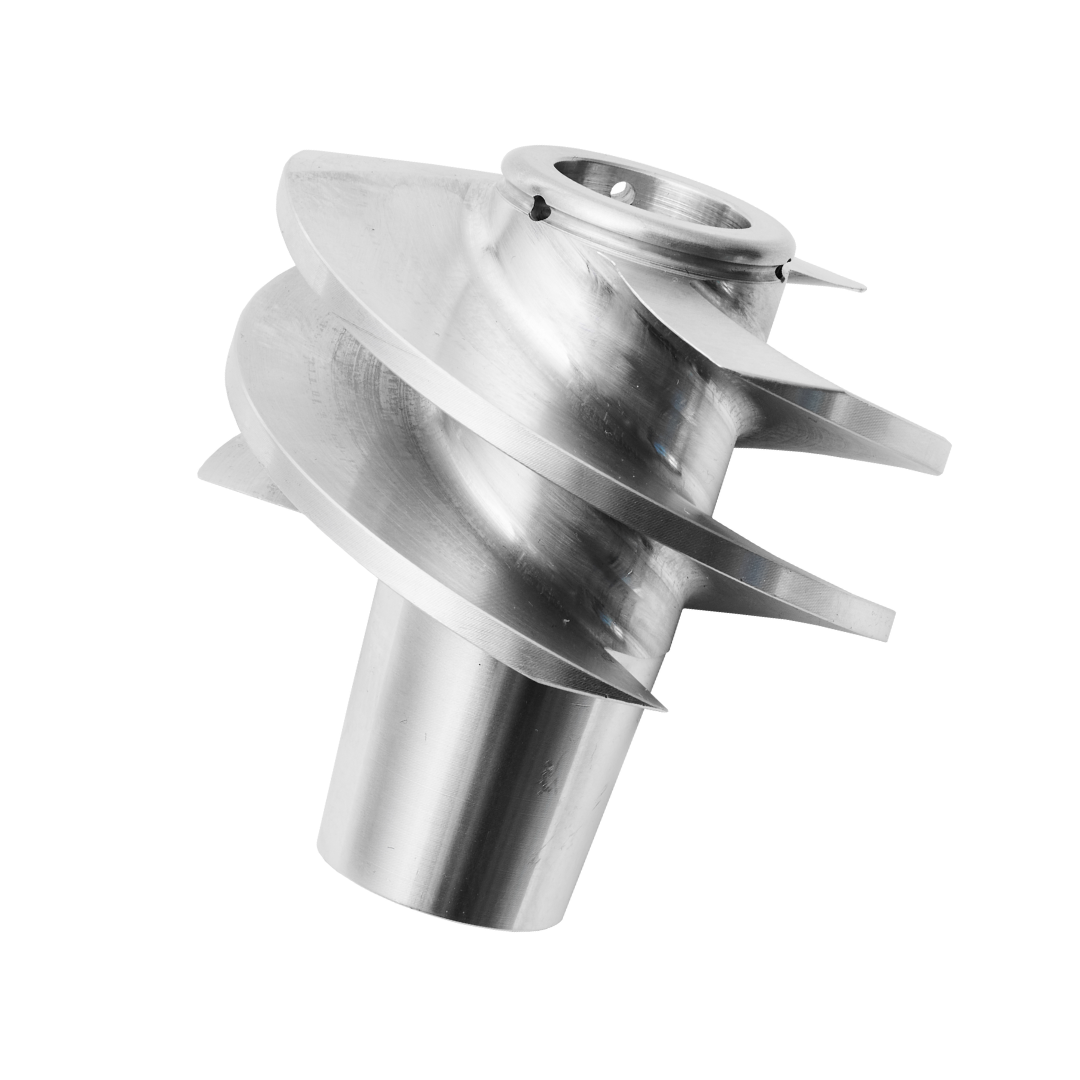 Freigestelltes Foto eines glänzenden, silbernen Metallbauteils in Schneckenform: eine zylindrische Welle mit spiralförmigen Förderflügeln und einer Bohrung an der Stirnseite, vor schwarzem Hintergrund.