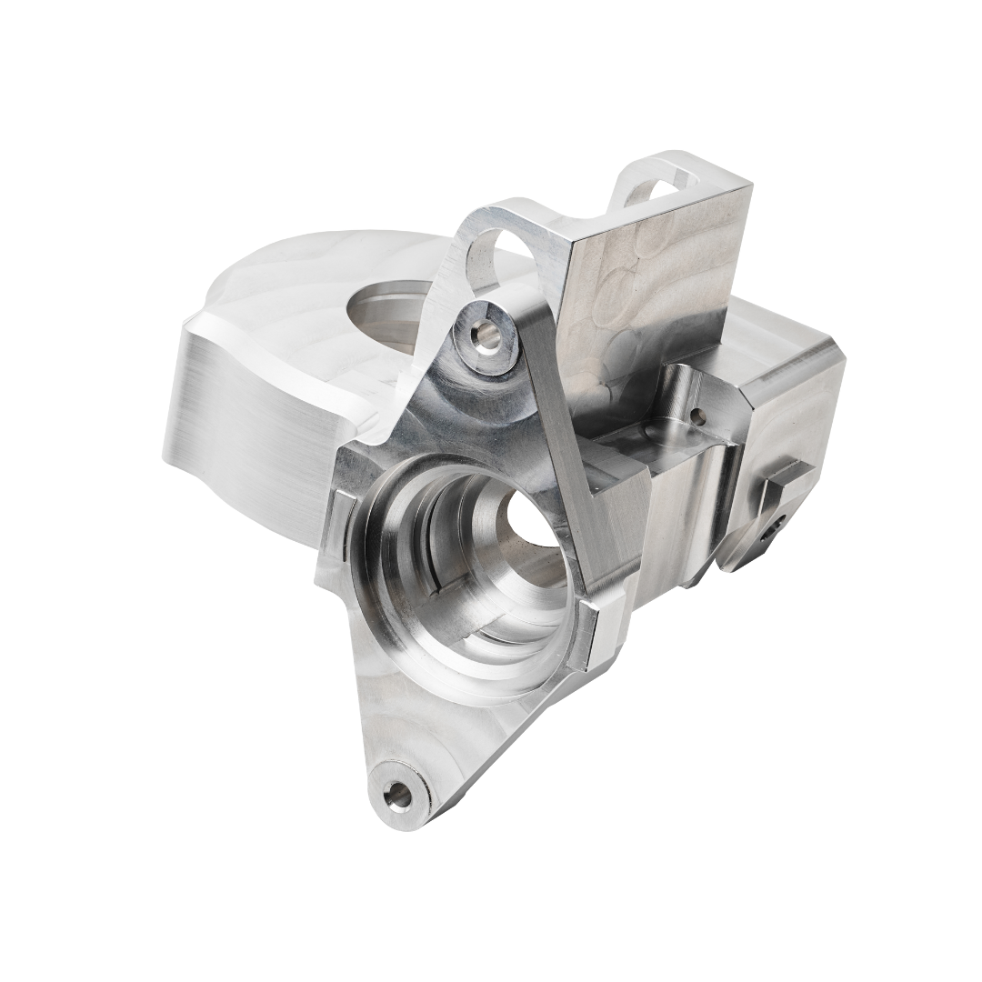 Freigestelltes Foto eines silbernen, CNC-gefrästen Aluminium-Gehäuseteils mit großer zylindrischer Bohrung, gefrästen Taschen und mehreren Befestigungsbohrungen; schwarzer Hintergrund.