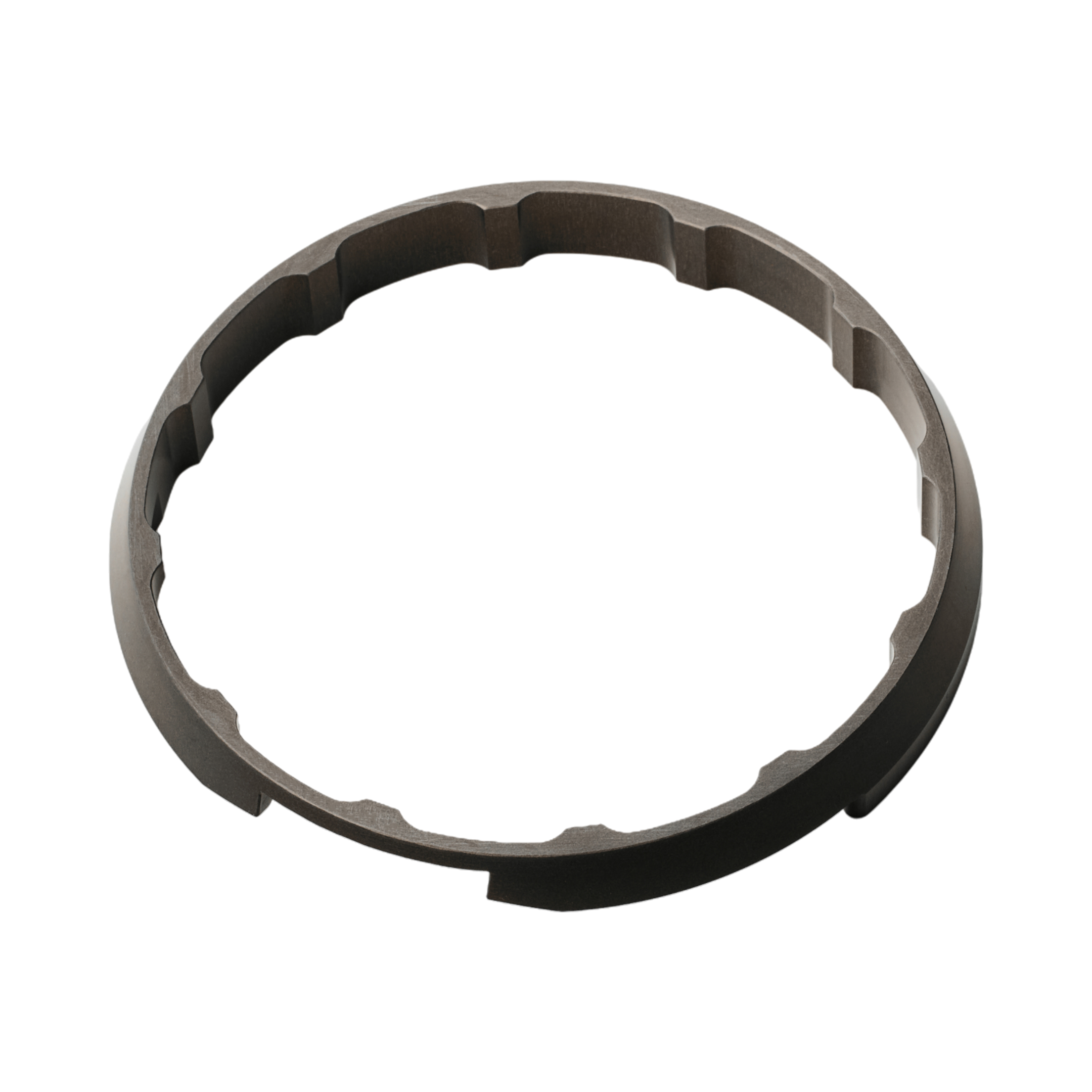 Nahaufnahme eines Metallrings mit gezacktem Rand. Der Ring ist dunkelgrau und zeigt präzise bearbeitete Oberflächen.