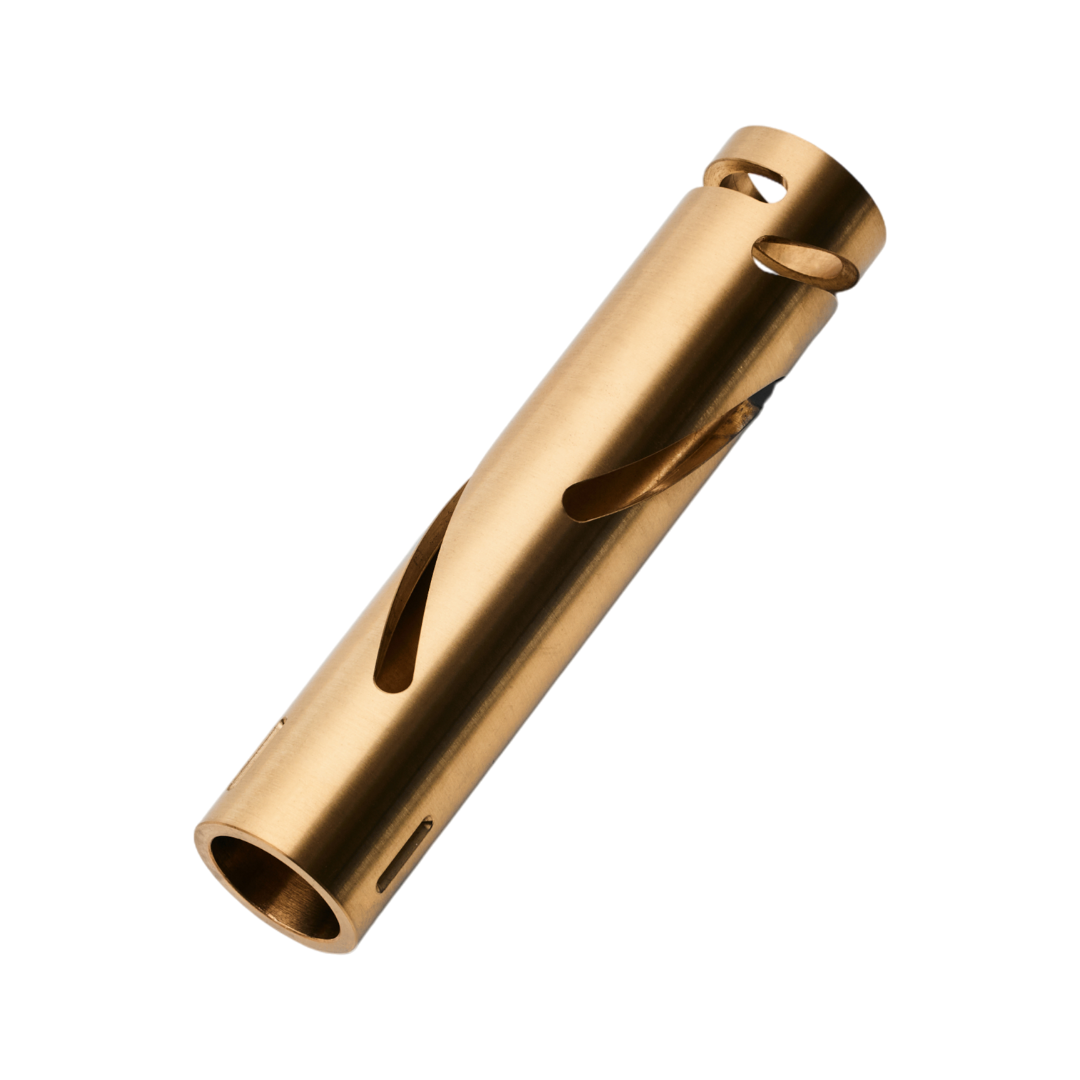 Freigestelltes, CNC-gedrehtes Präzisionsbauteil aus Messing von hepro production ag mit länglichen Fräsöffnungen und sauberer, fein matter Oberfläche.